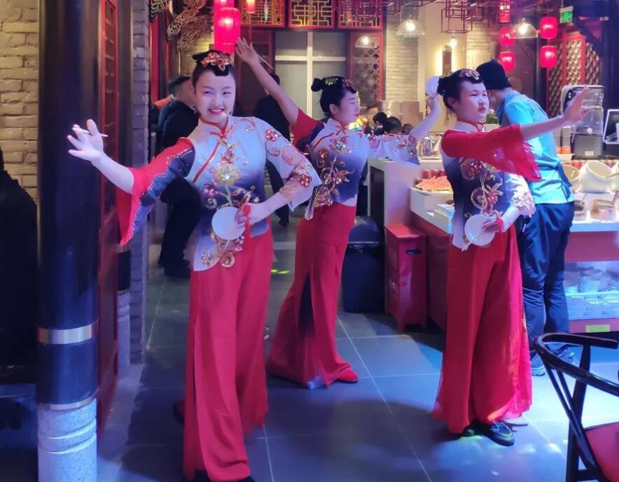 朝天門火鍋的裝修是統一的風格和模板嗎？