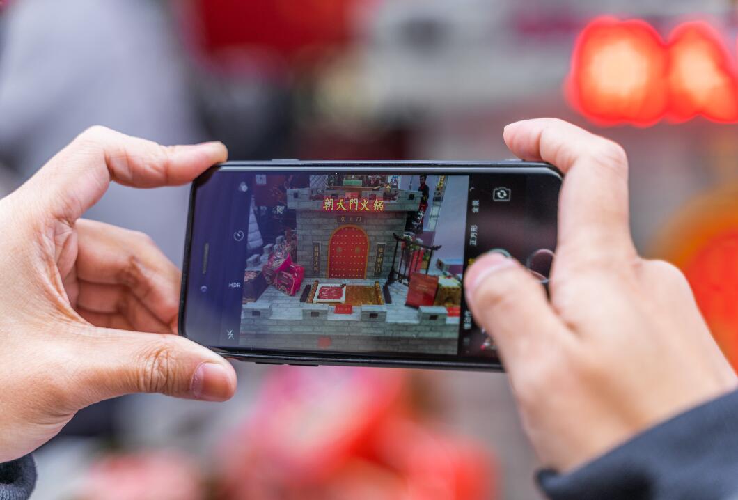 怎樣用短視頻打造網(wǎng)紅火鍋店？我?guī)湍阆肓怂恼校? /> </p>
<p>1、請吃播和美食達(dá)人來試吃</p>
<p>明星擁有很高的流量，但一般的火鍋店是請不起明星的，那就可以找專門的網(wǎng)紅、吃播來試吃。讓他們分析味道、菜品、介紹特色，粉絲越高的吃播、網(wǎng)紅，其成本就越高，但帶來的效益卻十分不錯，尤其在一二線城市。</p>
<p>此外，從短視頻的播放量來分析，以優(yōu)惠、價格為主題的短視頻往往能博得高流量，如“花XXX元吃到九盤菜”、“XXX元吃到十二盤肉食材”，就算不提火鍋店的名字，其播放量就可達(dá)百萬，主打高性價比的，市井火鍋在這方面相當(dāng)吃香。</p>
<p>2、餐廳內(nèi)拍段子</p>
<p>有趣的劇情人們都愛看，很多火鍋店專門成立了短視頻小組，招編劇、攝影師、演員（部分火鍋店是員工自己當(dāng)演員），讓他們在門店表演，增加門店的曝光量，其內(nèi)容包含反轉(zhuǎn)、搞笑、情感、鄉(xiāng)村。不知名的火鍋店如果內(nèi)容做得好，一個視頻也有機(jī)會獲得幾十萬的播放量。因此企業(yè)在招人時，編劇十分重要，要找對平臺內(nèi)容推送有了解、研究的人來做。</p>
<p>3、廚師長分享實(shí)用技巧</p>
<p>在2021年，諸多的美食博主憑借一手好廚藝紅遍大江南北，其實(shí)火鍋店中也可以把廚師長打造成熱門IP，讓他分享火鍋的冷知識，辟謠火鍋傳聞，不愿意露臉的廚師長也可親自上手教大家做菜、做<a href='http://m.nrkmp.cn/pot/' target='_blank'>火鍋底料</a>，甚至是秀刀工。</p>
<p>4、餐廳有美女或招兼職模特</p>
<p>美女是短視頻博流量簡單、有效的手段，火鍋店可以專門招一個形象氣質(zhì)出色的女生來參與拍攝，如果不愿意長期花錢的火鍋店也可找兼職模特、演員來表演。內(nèi)容可以是火鍋店員追女生、火鍋店員搭訕、女生跳舞等等。</p>
<p>肯花錢的公司來做短視頻是能夠做起來的，如果覺得成本太高，也可以將短視頻的任務(wù)專門外包給專業(yè)的短視頻公司，這就需要老板與他們好好談價錢了。以上就是<a href='http://m.nrkmp.cn/' target='_blank'>朝天門火鍋</a>的相關(guān)分享，希望對你有所幫助，如果有其他疑問，可以給我們留言，一起探討、學(xué)習(xí)！</p><p><strong>推薦閱讀:</strong></p>
					<p><a href=