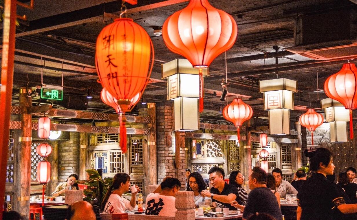 疫情下餐飲店火爆排隊(duì)，經(jīng)營(yíng)秘訣是什么？