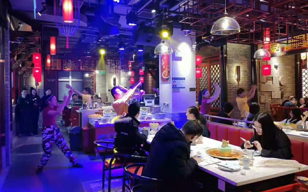 一年四季都排隊(duì)的火鍋店，到底有什么技巧？