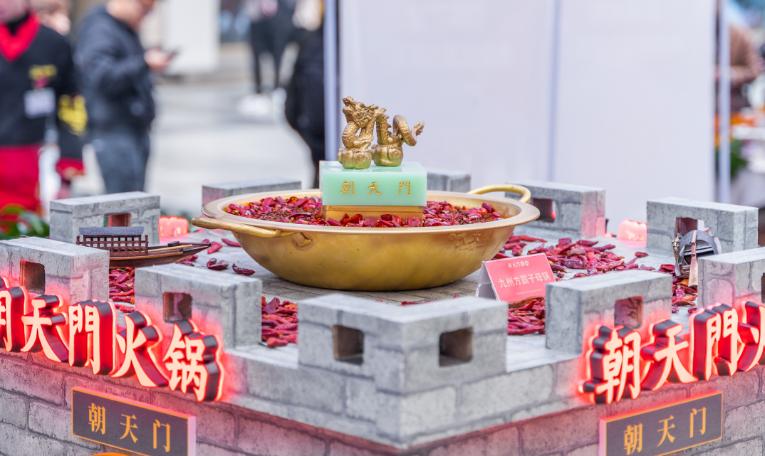 朝天門火鍋店，沒有雞骨泥，只有新鮮金湯花膠雞鍋！