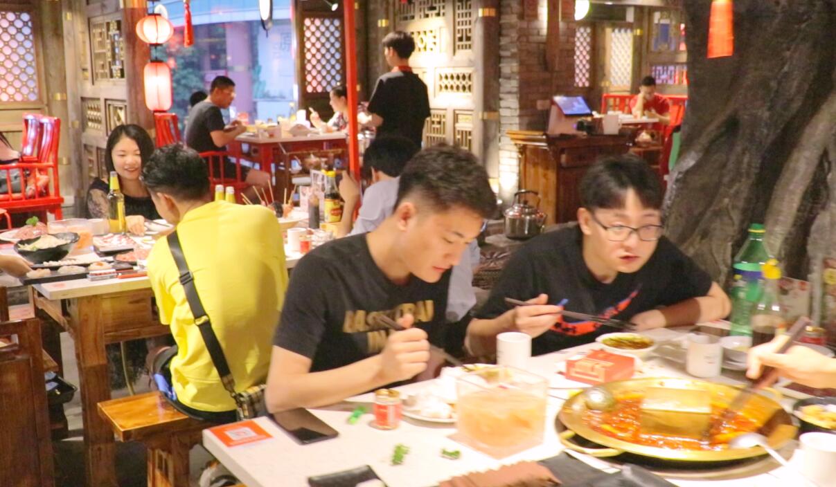 為什么干餐飲這么難？火鍋加盟有何優勢？