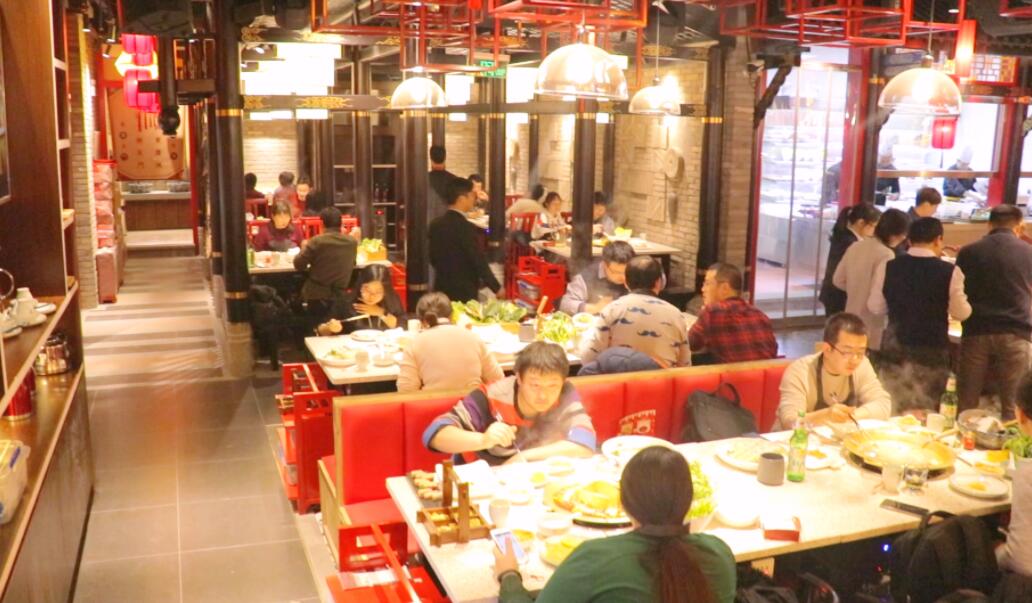 招5個(gè)服務(wù)員，可以開一家四川火鍋店？